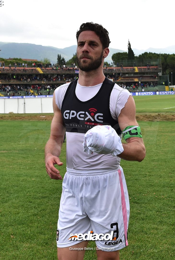  TERNI, ITALY - MAY 05: Andrea Rispoli of US Città di Palermo celebrates the victory after the serie B match between Ternana Calcio and US Citta di Palermo at Stadio Libero Liberati on May 5, 2018 in Terni, Italy.  (Photo by Giuseppe Bellini/Getty Images) 