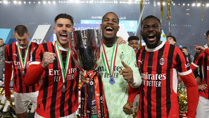 RIYADH, SAUDI ARABIA - JANUARY 06: Mike Maignan, Theo Hernandez and Youssouf Fofana of AC Milan celebrate with the trophy after winning the Italian Super Cup Final match between FC Internazionale and AC Milan at Al- Awwal Park Stadium on January 06, 2025 in Riyadh, Saudi Arabia. (Photo by Claudio Villa/AC Milan via Getty Images) Milan, sosta Nazionali tra fiducia e sfide decisive: 15 giocatori in partenza - immagine 1