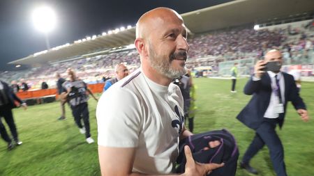 FLORENCE, ITALY - MAY 21: Vincenzo Italiano manager of ACF Fiorentina celebrates the victory after during the Serie A match between ACF Fiorentina and Juventus at Stadio Artemio Franchi on May 21, 2022 in Florence, Italy. (Photo by Gabriele Maltinti/Getty Images)