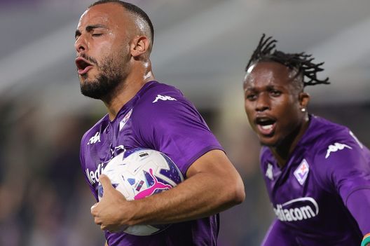FLORENCE, ITALY - OCTOBER 22: Arthur Mendonça Cabral of ACF Fiorentina celebrates after scoring a goal during the Serie A match between ACF Fiorentina and FC Internazionale at Stadio Artemio Franchi on October 22, 2022 in Florence, Italy. (Photo by Gabriele Maltinti/Getty Images) Cabral (Sky): “Io e Jovic pensiamo a fare gol. Poi deciderà Italiano”- immagine 2