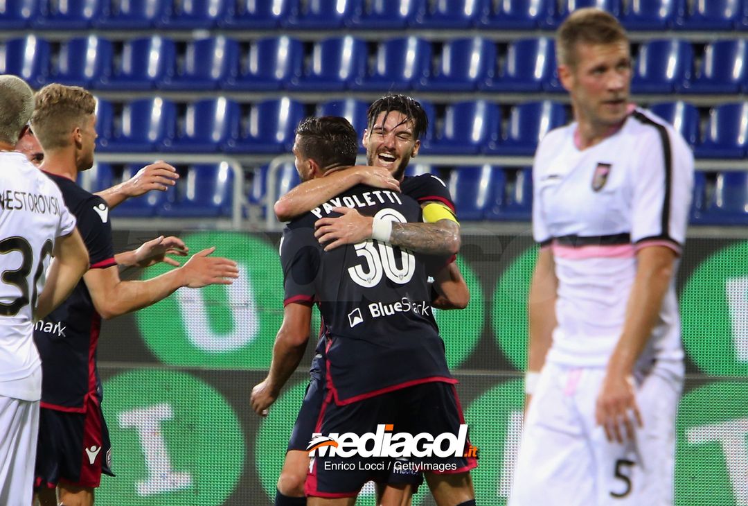 CAGLIARI, ITALY - AUGUST 12:  Leonardo Pavoletti of Cagliari celebrates with the team-mates his goal 1-0     during the Coppa Italia match between Cagliari Calcio and US Citta di Palermo at  on August 12, 2018 in cagliari, Italy.  (Photo by Enrico Locci/Getty Images) 