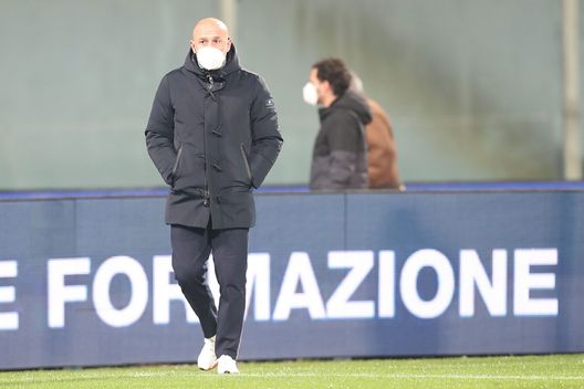 FLORENCE, ITALY - JANUARY 17: Vincenzo Italiano manager of ACF Fiorentina looks on during the Serie A match between ACF Fiorentina and Genoa CFC at Stadio Artemio Franchi on January 17, 2022 in Florence, Italy. (Photo by Gabriele Maltinti/Getty Images) FLORENCE, ITALY - JANUARY 17: Vincenzo Italiano manager of ACF Fiorentina looks on during the Serie A match between ACF Fiorentina and Genoa CFC at Stadio Artemio Franchi on January 17, 2022 in Florence, Italy. (Photo by Gabriele Maltinti/Getty Images)