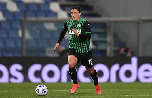  REGGIO NELL'EMILIA, ITALY - MAY 12: Giacomo Raspadori of US Sassuolo in action during the Serie A match between US Sassuolo and Juventus at Mapei Stadium - Città del Tricolore on May 12, 2021 in Reggio nell'Emilia, Italy. Sporting stadiums around Italy remain under strict restrictions due to the Coronavirus Pandemic as Government social distancing laws prohibit fans inside venues resulting in games being played behind closed doors. (Photo by Alessandro Sabattini/Getty Images) 