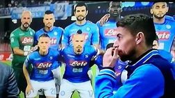 Video Napoli show – Jorginho accoglie Starace: “Grande Tummààà”