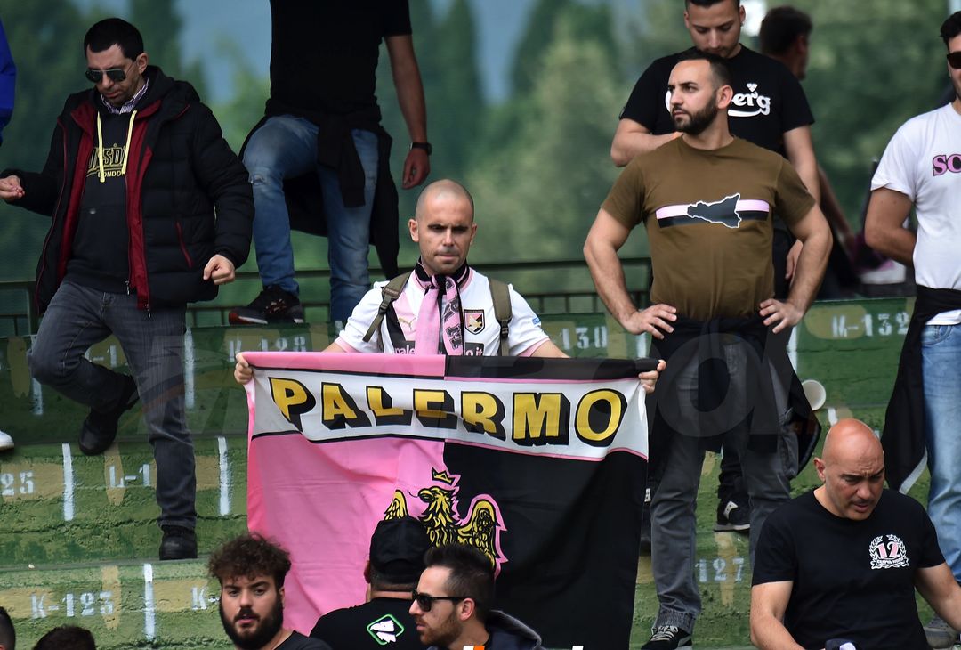  TERNI, ITALY - MAY 05:  Fans of US Città di Palermo during the serie B match between Ternana Calcio and US Citta di Palermo at Stadio Libero Liberati on May 5, 2018 in Terni, Italy.  (Photo by Giuseppe Bellini/Getty Images) 