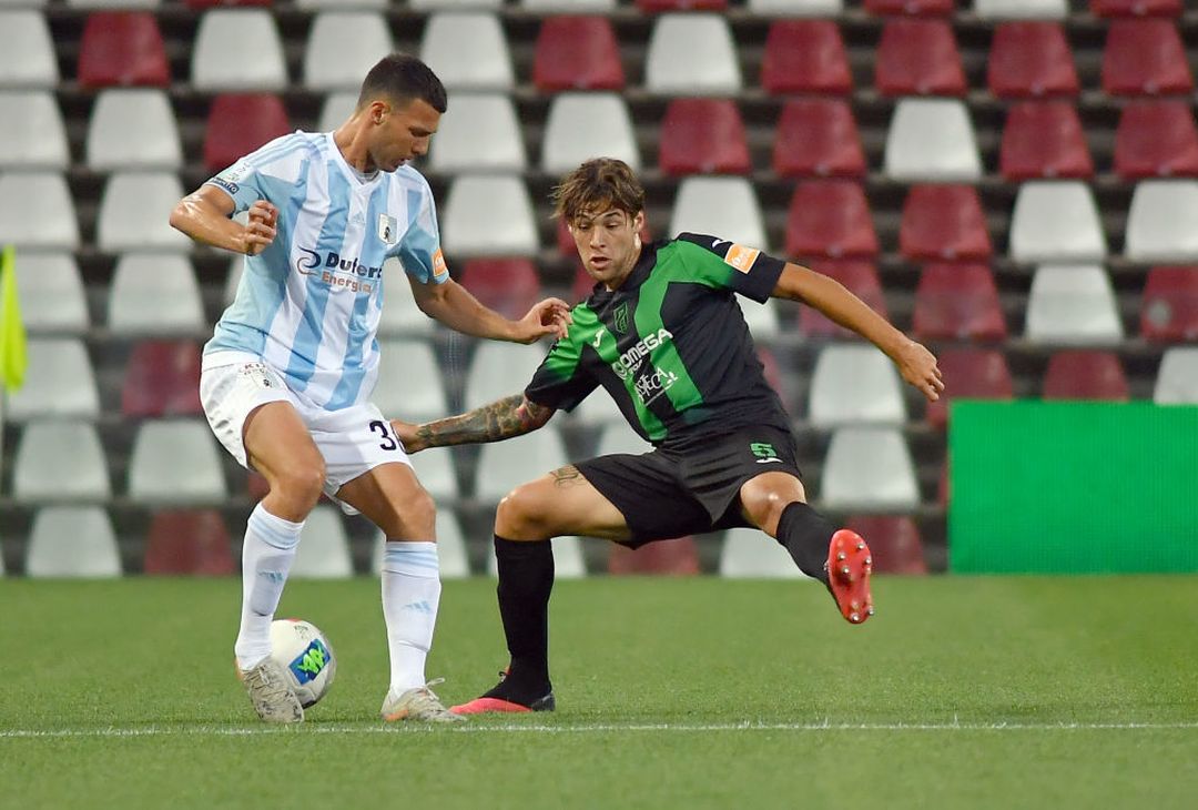 TRIESTE, ITALY - JUNE 29: Alberto Barison of Pordenone is challenged by Luca Mazzitelli of Virtus Entella during the serie B match between Pordenone Calcio and Virtus Entella at Dacia Arena on June 29, 2020 in Udine, Italy. (Photo by Getty Images/Getty Images for Lega Serie B ) 