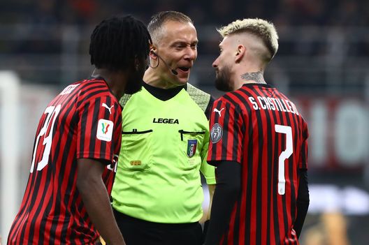 Faccia a faccia tra Paolo Valeri, arbitro, e Kessie e Castillejo, calciatori del Milan Faccia a faccia tra Paolo Valeri, arbitro, e Kessie e Castillejo, calciatori del Milan