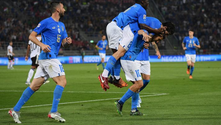 BOLOGNA, ITALY - JUNE 04: Lorenzo Pellegrini of Italy celebrates with teammates Sandro Tonali, Degnand Wilfried Gnonto and Bryan Cristante after scoring their team's first goal during the UEFA Nations League League A Group 3 match between Italy and Germany at Renato Dall'Ara Stadium on June 04, 2022 in Bologna, Italy. (Photo by Claudio Villa/Getty Images) Italia, la formazione di Mancini: la scelta su Biraghi. Sorpresa in attacco - immagine 1