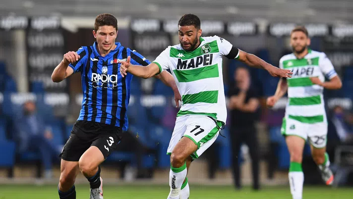 BERGAMO, ITALY - JUNE 21:  Mattia Caldara of Atalanta and Gregoire Defrel compete for the ball during the Serie A match between Atalanta BC and  US Sassuolo at Gewiss Stadium on June 21, 2020 in Bergamo, Italy.  (Photo by Claudio Villa/Getty Images)