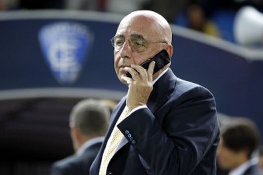 Galliani al telefono (fonte: zimbio.com) Galliani al telefono (fonte: zimbio.com)