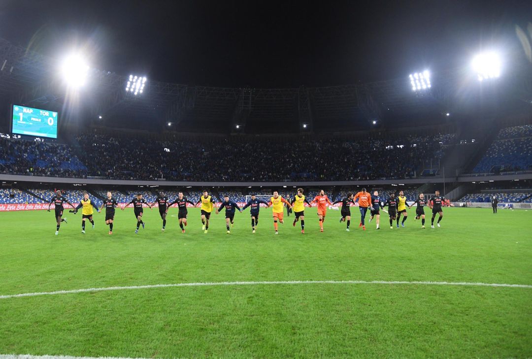 FOTO La corsa dei giocatori del Napoli ad abbracciare i tifosi - immagine 1