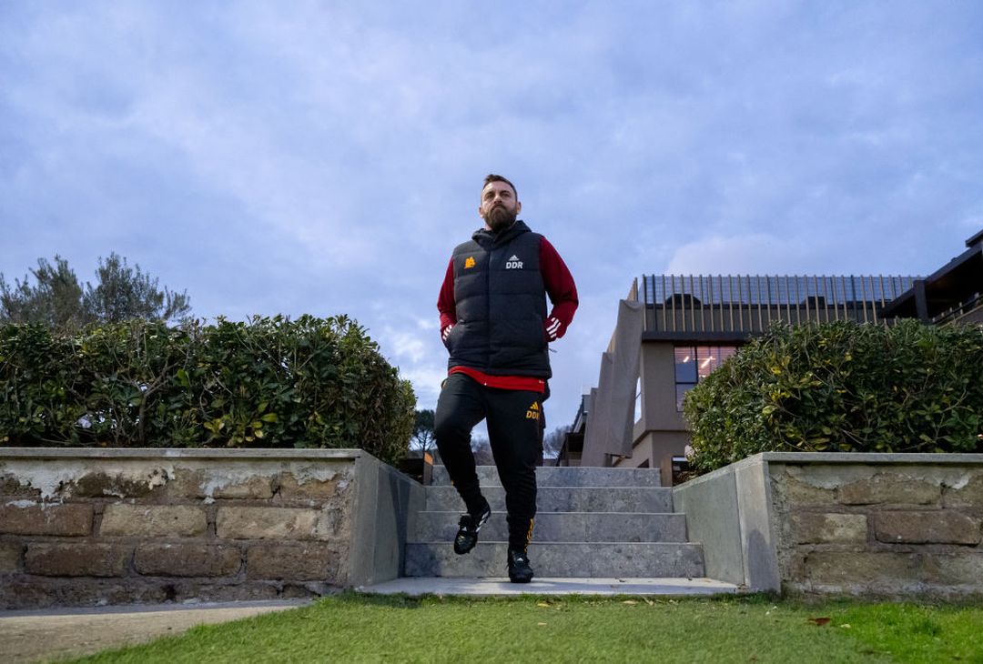 De Rossi riabbraccia la Roma. L’accoglienza a Trigoria – FOTO GALLERY - immagine 23