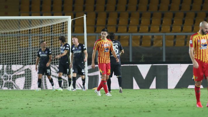 LECCE, ITALY - AUGUST 02: The players of Lecce express disappointment during the Serie A match between US Lecce and  Parma Calcio at Stadio Via del Mare on August 02, 2020 in Lecce, Italy. (Photo by Maurizio Lagana/Getty Images) 