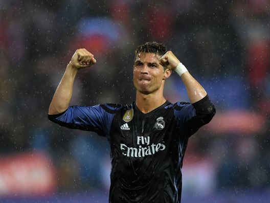 MADRID, SPAIN - MAY 10: Cristiano Ronaldo of Real Madrid celebrates after the UEFA Champions League Semi Final second leg match between Club Atletico de Madrid and Real Madrid CF at Vicente Calderon Stadium on May 10, 2017 in Madrid, Spain. (Photo by Laurence Griffiths/Getty Images) Ronaldo torna in Spagna: è a Madrid, ma per ora solo per allenarsi a Valdebebas- immagine 2