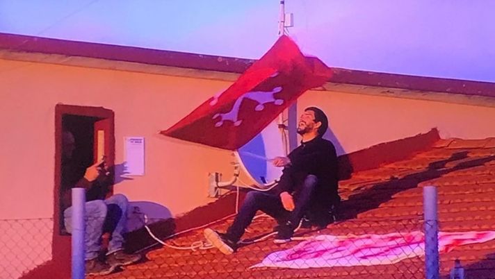 Nel derby che ha visto soccombere il Livorno, anche i tetti delle case hanno tifato Pisa, come si vede nella foto di Fabio Fagiolini Nel derby che ha visto soccombere il Livorno, anche i tetti delle case hanno tifato Pisa, come si vede nella foto di Fabio Fagiolini