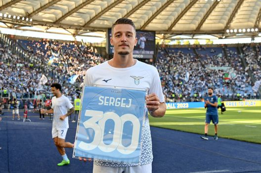 Milinkovic premiato per le 300 presenze con la Lazio Milinkovic premiato per le 300 presenze con la Lazio