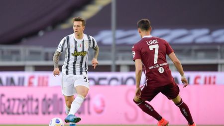 TURIN, ITALY - APRIL 03: Federico Bernardeschi of Juventus competes for the ball with Sasa Lukic of Torino FC during the Serie A match between Torino FC and Juventus at Stadio Olimpico di Torino on April 03, 2021 in Turin, Italy. Sporting stadiums around Italy remain under strict restrictions due to the Coronavirus Pandemic as Government social distancing laws prohibit fans inside venues resulting in games being played behind closed doors. (Photo by Daniele Badolato - Juventus FC/Juventus FC via Getty Images) TURIN, ITALY - APRIL 03: Federico Bernardeschi of Juventus competes for the ball with Sasa Lukic of Torino FC during the Serie A match between Torino FC and Juventus at Stadio Olimpico di Torino on April 03, 2021 in Turin, Italy. Sporting stadiums around Italy remain under strict restrictions due to the Coronavirus Pandemic as Government social distancing laws prohibit fans inside venues resulting in games being played behind closed doors. (Photo by Daniele Badolato - Juventus FC/Juventus FC via Getty Images)