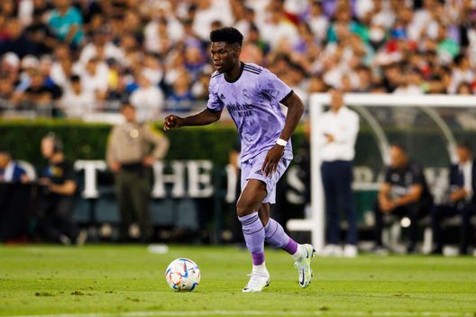 PASADENA, CA - JULY 30: Real Madrid midfielder Aurélien Tchouaméni (18) dribbles the ball during the Soccer Champions Tour against Juventus on July 30, 2022 at Rose Bowl Stadium in Pasadena, Calif. (Photo by Ric Tapia/Icon Sportswire via Getty Images) Ancelotti, altra scommessa vinta con Tchouaméni: numeri da record - immagine 1