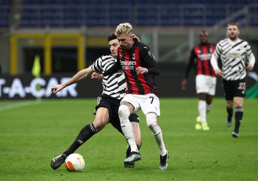 MILAN, ITALY - MARCH 18: Samu Castillejo of AC Milan is challenged by Harry Maguire of Manchester United during the UEFA Europa League Round of 16 Second Leg match between AC Milan and Manchester United at San Siro on March 18, 2021 in Milan, Italy. Sporting stadiums around Europe remain under strict restrictions due to the Coronavirus Pandemic as Government social distancing laws prohibit fans inside venues resulting in games being played behind closed doors. (Photo by Marco Luzzani/Getty Images) MILAN, ITALY - MARCH 18: Samu Castillejo of AC Milan is challenged by Harry Maguire of Manchester United during the UEFA Europa League Round of 16 Second Leg match between AC Milan and Manchester United at San Siro on March 18, 2021 in Milan, Italy. Sporting stadiums around Europe remain under strict restrictions due to the Coronavirus Pandemic as Government social distancing laws prohibit fans inside venues resulting in games being played behind closed doors. (Photo by Marco Luzzani/Getty Images)