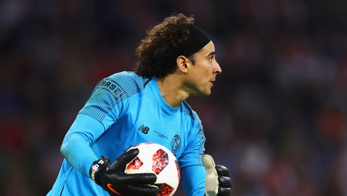 AMSTERDAM, NETHERLANDS - AUGUST 14:  Guillermo Ochoa of Standard de Liege in action during the UEFA Champions League third round qualifying match between Ajax and Royal Standard de Liege at Johan Cruyff Arena on August 14, 2018 in Amsterdam, Netherlands.  (Photo by Dean Mouhtaropoulos/Getty Images) 