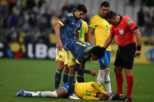 SAO PAULO, BRAZIL - NOVEMBER 11: Juan Cuadrado of Colombia gestures to Neymar Jr. of Brazil after a foul during a match between Brazil and Colombia as part of FIFA World Cup Qatar 2022 Qualifiers at Neo Quimica Arena on November 11, 2021 in Sao Paulo, Brazil. (Photo by Alexandre Schneider/Getty Images) SAO PAULO, BRAZIL - NOVEMBER 11: Juan Cuadrado of Colombia gestures to Neymar Jr. of Brazil after a foul during a match between Brazil and Colombia as part of FIFA World Cup Qatar 2022 Qualifiers at Neo Quimica Arena on November 11, 2021 in Sao Paulo, Brazil. (Photo by Alexandre Schneider/Getty Images)