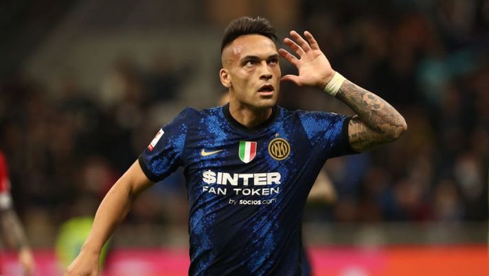 MILAN, ITALY - APRIL 19: Lautaro Martinez of FC Internazionale celebrates scoring their side's second goal during the Coppa Italia Semi Final 2nd Leg match between FC Internazionale v AC Milan at Giuseppe Meazza Stadium on April 19, 2022 in Milan, Italy. (Photo by Marco Luzzani/Getty Images) Agente Lautaro: “Scelta fatta, non c’è una possibilità che vada via dall’Inter! La verità…” - immagine 1