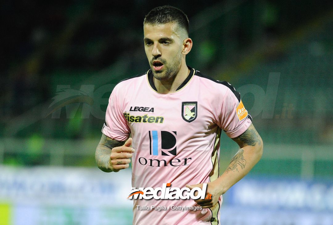  PALERMO, ITALY - APRIL 08: Aleksandar Trajkovski of Palermo looks on during the Serie B match between US Citta di Palermo and Hellas Verona at Stadio Renzo Barbera on April 08, 2019 in Palermo, Italy. (Photo by Getty Images/Getty Images) 