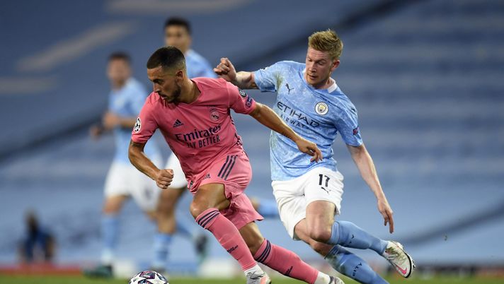 MANCHESTER, ENGLAND - AUGUST 07: Eden Hazard of Real Madrid is challenged by Kevin De Bruyne of Manchester City during the UEFA Champions League round of 16 second leg match between Manchester City and Real Madrid at Etihad Stadium on August 07, 2020 in Manchester, England. (Photo by Peter Powell/Pool via Getty Images)