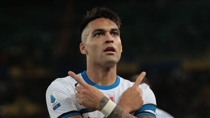 VERONA, ITALY - AUGUST 27: Lautaro Martinez of FC Internazionale celebrates his goal during the Serie A match between Hellas Verona and FC Internazionale at Stadio Marcantonio Bentegodi on August 27, 2021 in Verona, Italy. (Photo by Emilio Andreoli/Getty Images)  Inter, la Gazzetta: “Lautaro, filtra ottimismo. Se sta bene gioca, è pronto Perisic piano B” - immagine 1