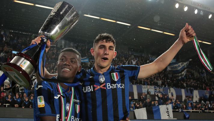 BERGAMO, ITALY - OCTOBER 28: Roberto Piccoli (R) and Manu Emmanuel Gyabuaa of Atalanta Bc celebrate with the trophy the victory of the Primavera Tim Supercup at the end of the Primavera TIM Supercup match between Atalanta BC U19 and ACF Fiorentina U19 at Gewiss Stadium on October 28, 2019 in Bergamo, Italy. (Photo by Emilio Andreoli/Getty Images for Lega Serie A) BERGAMO, ITALY - OCTOBER 28: Roberto Piccoli (R) and Manu Emmanuel Gyabuaa of Atalanta Bc celebrate with the trophy the victory of the Primavera Tim Supercup at the end of the Primavera TIM Supercup match between Atalanta BC U19 and ACF Fiorentina U19 at Gewiss Stadium on October 28, 2019 in Bergamo, Italy. (Photo by Emilio Andreoli/Getty Images for Lega Serie A)