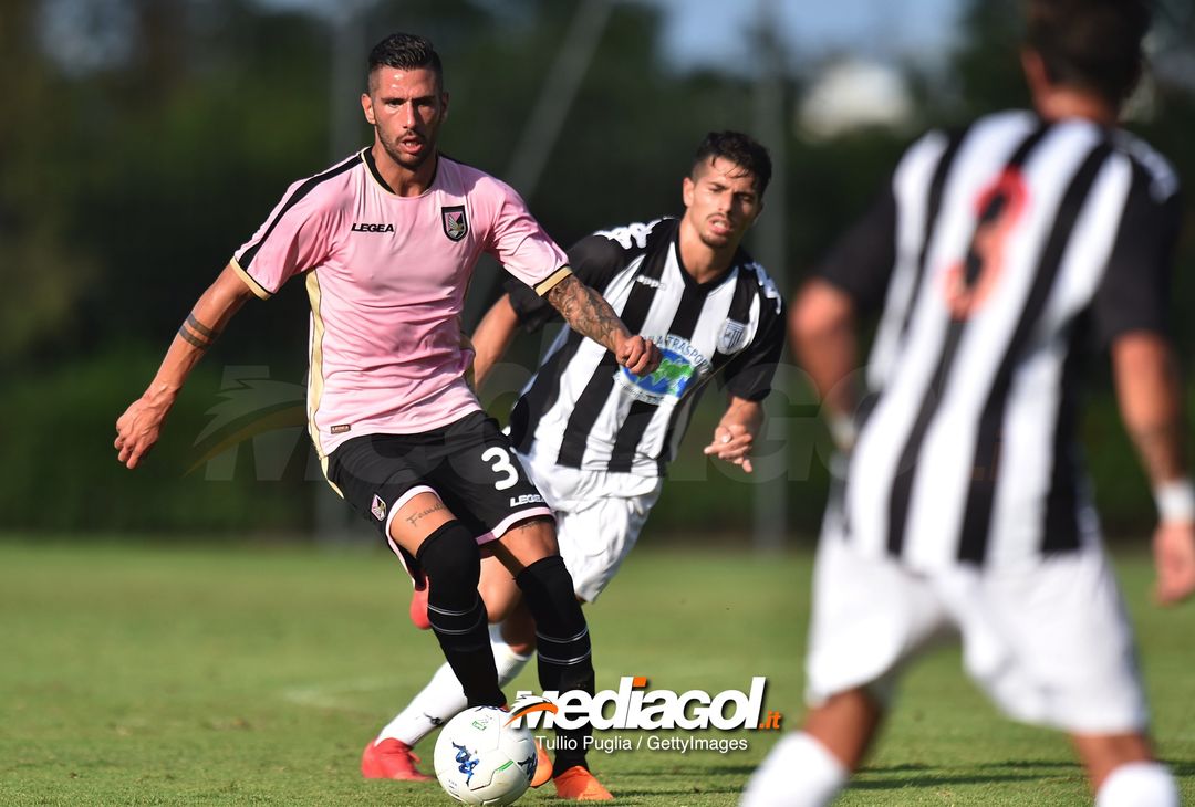  PALERMO, ITALY - AUGUST 18:  Roberto Pirrello of Palermo in action during the pre-season friendly match between US Citta' di Palermo and Sicula Leonzio at Carmelo Onorato training center on August 18, 2018 in Palermo, Italy.  (Photo by Tullio M. Puglia/Getty Images) 