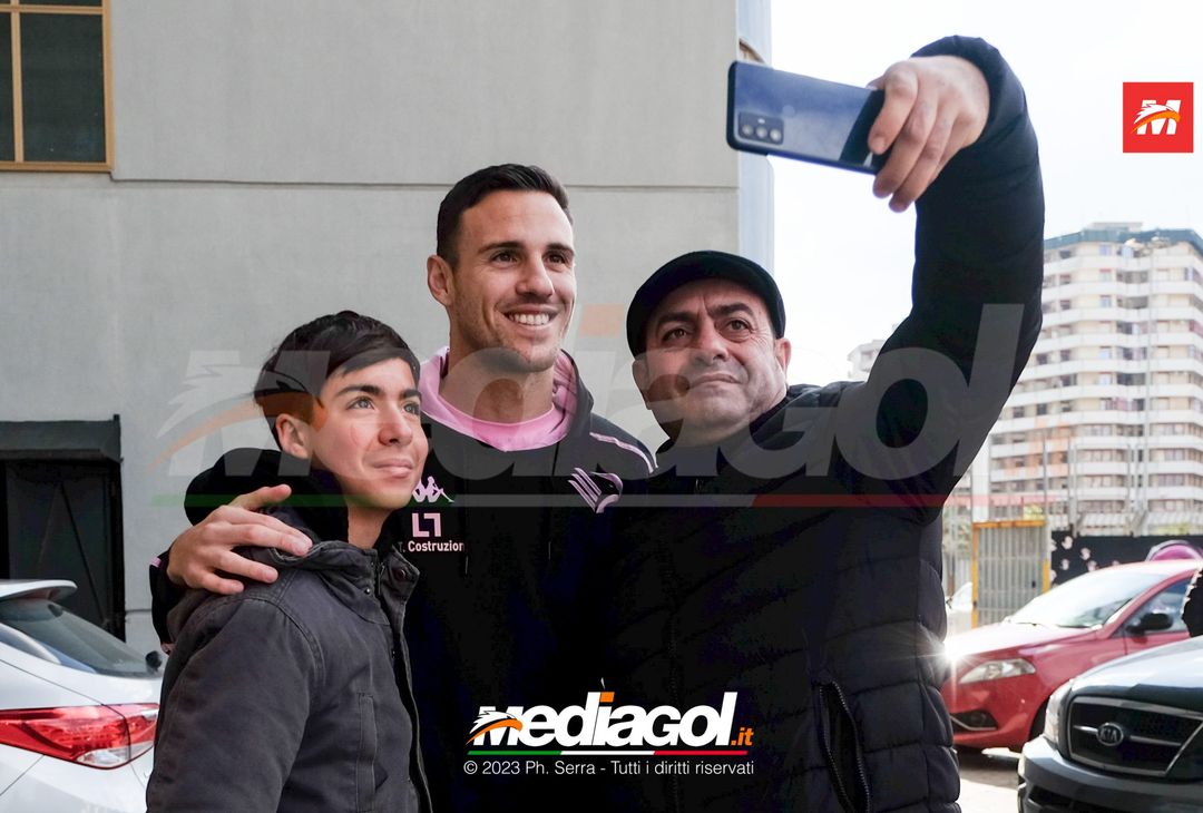 FOTO PALERMO, Valerio Verre: autografi e selfie con i tifosi del Palermo (Gallery) - immagine 11