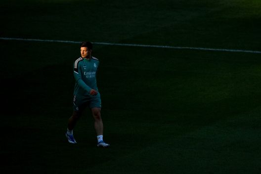 PARIS, FRANCE - MAY 27: Luka Jovic of Real Madrid looks on during the Real Madrid Training Session at Stade de France on May 27, 2022 in Paris, France. Real Madrid will face Liverpool in the UEFA Champions League final on May 28, 2022. (Photo by Matthias Hangst/Getty Images) De Magistris: “Per il salto di qualità servono 8 acquisti. Jovic…”- immagine 2