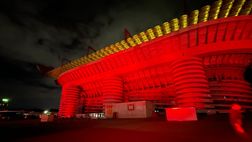 Per il derby ci volevano 26 stadi: intanto quello di San Siro è tutto rossonero