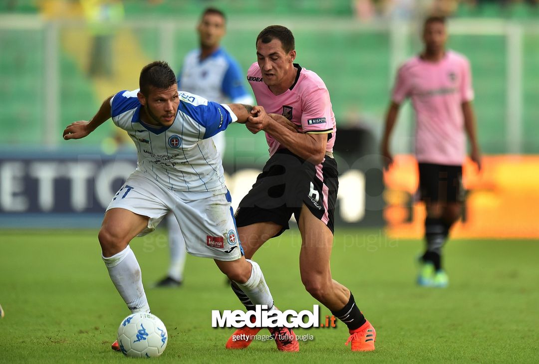  PALERMO, ITALY - OCTOBER 21:  Marco Calderoni (L) of Novara and Mato Jajalo of Palermo compete for the ball during the Serie B Match Between US Citta' di Palermo and Novara Calcio at Stadio Renzo Barbera stadium on October 21, 2017 in Palermo, Italy.  (Photo by Tullio M. Puglia/Getty Images) 