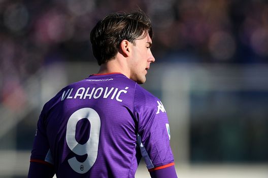 FLORENCE, ITALY - DECEMBER 19: Dusan Vlahovic of ACF Fiorentina looks on during the Serie A match between ACF Fiorentina and US Sassuolo at Stadio Artemio Franchi on December 19, 2021 in Florence, Italy. (Photo by Alessandro Sabattini/Getty Images) Vlahovic in Fiorentina-Sassuolo del 19/12/2021