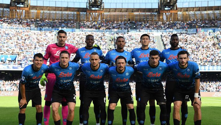 NAPLES, ITALY - OCTOBER 29: Players of Napoli pose for a team photo during the Serie A match between SSC Napoli and US Sassuolo at Stadio Diego Armando Maradona on October 29, 2022 in Naples, Italy. (Photo by SSC NAPOLI/SSC NAPOLI via Getty Images) Il Napoli ha un duplice obiettivo: Liverpool e Atalanta per confermarsi all’altezza - immagine 1