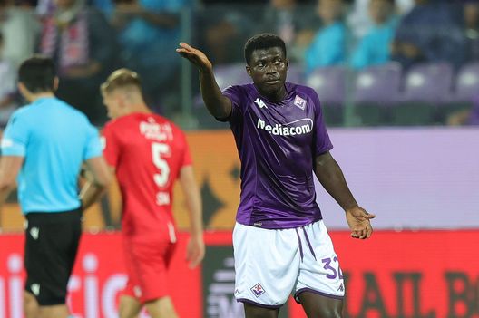 FLORENCE, ITALY - AUGUST 18: Joseph Alfred Duncan of ACF Fiorentina gestures during the UEFA Europa Conference League 2022/23 Play-offs First Leg match between ACF Fiorentina and FC Twente at Artemio Franchi on August 18, 2022 in Florence, Italy. (Photo by Gabriele Maltinti/Getty Images) L’ora dei delusi: molte partenze in casa viola. Se ne aggiunge un’altra- immagine 2