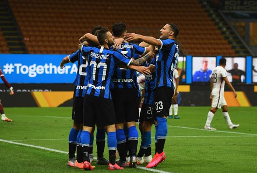  MILAN, ITALY - JULY 13: Diego Godin of FC Internazionale celebrates with team-mates after scoring the goal during the Serie A match between FC Internazionale and Torino FC at Stadio Giuseppe Meazza on July 13, 2020 in Milan, Italy. (Photo by Claudio Villa - Inter/Inter via Getty Images) 