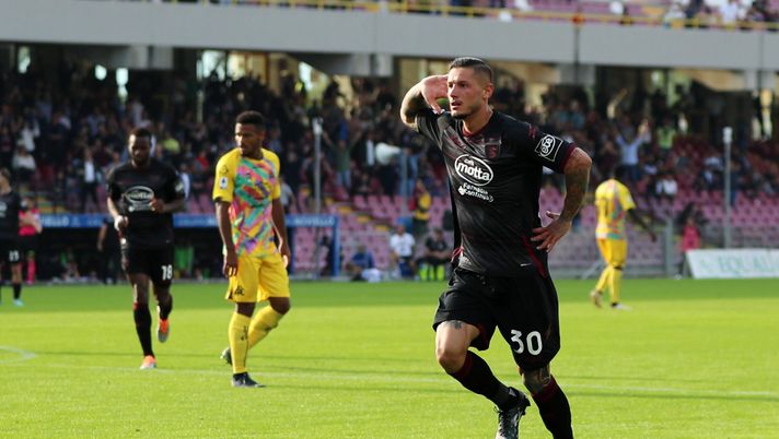 SALERNO, ITALY - OCTOBER 22: Pasquale Mazzocchi of Salernitana celebrates after scoring the 1-0 goal during the Serie A match between Salernitana and Spezia Calcio at Stadio Arechi on October 22, 2022 in Salerno, . (Photo by Francesco Pecoraro/Getty Images) Consigli Fantacalcio, 5 difensori per la 13a giornata: fiducia a Mazzocchi, occhio a Smalling - immagine 1