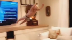 Balla e poi fa un salto incredibile: il bambino è scatenato…