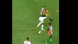 VIDEO / Salta a cavalcioni su un avversario: espulso!