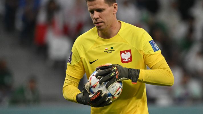 Poland's goalkeeper #01 Wojciech Szczesny holds the ball during the Qatar 2022 World Cup Group C football match between Poland and Saudi Arabia at the Education City Stadium in Al-Rayyan, west of Doha on November 26, 2022. (Photo by ANDREJ ISAKOVIC / AFP) (Photo by ANDREJ ISAKOVIC/AFP via Getty Images) “Para il rigore su Messi e vola nemmeno fosse Superman”: ecco la super pagella di Szczesny - immagine 1