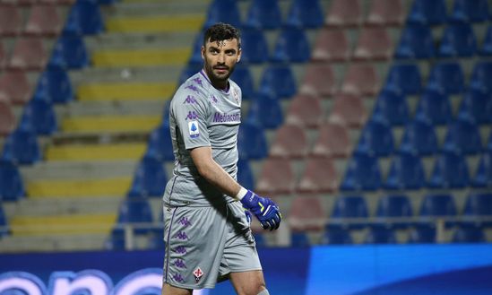  CROTONE, ITALY - MAY 22: Pietro Terracciano of Fiorentina during the Serie A match between FC Crotone at Stadio Comunale Ezio Scida on May 22, 2021 in Crotone, Italy. Sporting stadiums around Italy remain under strict restrictions due to the Coronavirus Pandemic as Government social distancing laws prohibit fans inside venues resulting in games being played behind closed doors (Photo by Maurizio Lagana/Getty Images) 