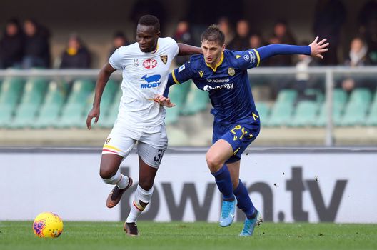 VERONA, ITALY - JANUARY 26: Khouma Babacar of US Lecce competes for the ball with Marash Kumbulla of Hellas Verona during the Serie A match between Hellas Verona and US Lecce at Stadio Marcantonio Bentegodi on January 26, 2020 in Verona, Italy. (Photo by Alessandro Sabattini/Getty Images) VERONA, ITALY - JANUARY 26: Khouma Babacar of US Lecce competes for the ball with Marash Kumbulla of Hellas Verona during the Serie A match between Hellas Verona and US Lecce at Stadio Marcantonio Bentegodi on January 26, 2020 in Verona, Italy. (Photo by Alessandro Sabattini/Getty Images)