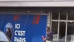 Mbappé “come” Emiliano Martinez: il gesto col premio (VIDEO)
