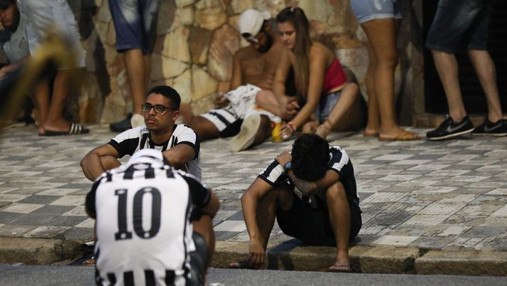 SANTOS, BRAZIL - JANUARY 30: Fans of Santos outside Santos clubhouse, Vila Belmiro Stadium cry after Santos lost the match between Palmeiras and Santos as part of Copa CONMEBOL Libertadores 2020 Final on January 30, 2021 in Santos, Brazil. The match takes place at Maracana Stadium in Rio de Janeiro. (Photo by Rodrigo Paiva/Getty Images) Derby della Nostalgia…ma per il Santos: il Palmeiras “Vogliamo giocare sempre con voi…” - immagine 1