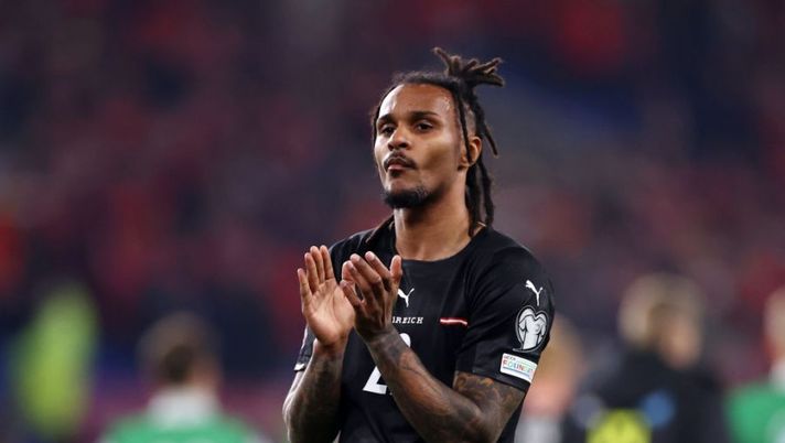 CARDIFF, WALES - MARCH 24: Valentino Lazaro of Austria applauds fans following their side's defeat in the 2022 FIFA World Cup Qualifier knockout round play-off match between Wales and Austria at Cardiff City Stadium on March 24, 2022 in Cardiff, Wales. (Photo by Ryan Pierse/Getty Images) Infortunio Lazaro, è lesione di alto grado del collaterale: la nota del Torino. Sarà lungo stop - immagine 1