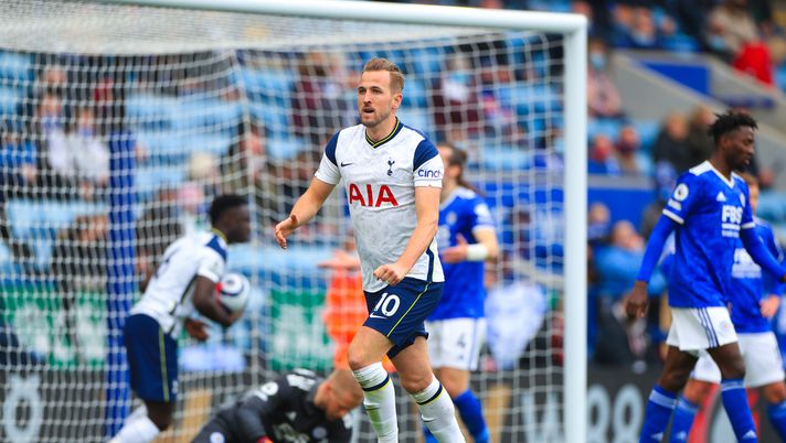 LEICESTER, ENGLAND - MAY 23: Harry Kane of Tottenham Hotspur celebrates after scoring his team's first goal during the Premier League match between Leicester City and Tottenham Hotspur at The King Power Stadium on May 23, 2021 in Leicester, England. A limited number of fans will be allowed into Premier League stadiums as Coronavirus restrictions begin to ease in the UK. (Photo by Mike Egerton - Pool/Getty Images) Si torna a bere birra negli stadi inglesi ma la polizia non ci sta: “È follia” - immagine 1