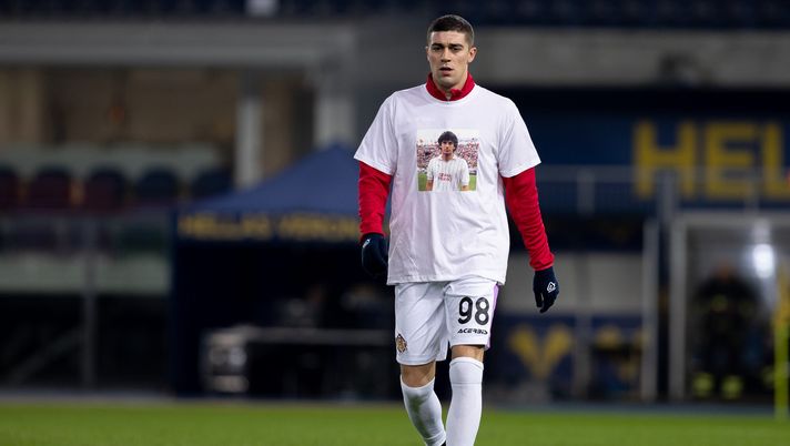 VERONA, ITALY - JANUARY 09: Luca Zanimacchia of US Cremonese wears a shirt in memory of Gianluca Vialli during the warm up prior to the Serie A match between Hellas Verona and US Cremonese at Stadio Marcantonio Bentegodi on January 09, 2023 in Verona, Italy. (Photo by Emmanuele Ciancaglini/Getty Images) VIDEO La Cremonese omaggia Vialli indossando una maglietta celebrativa al Bentegodi - immagine 1